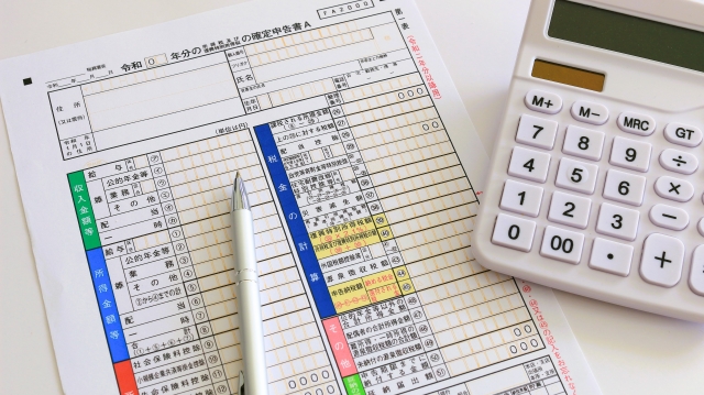 書類と電卓