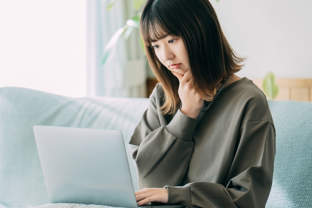 なやむ女性