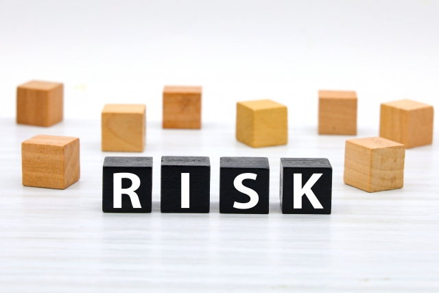 RISKの文字が書かれたブロック