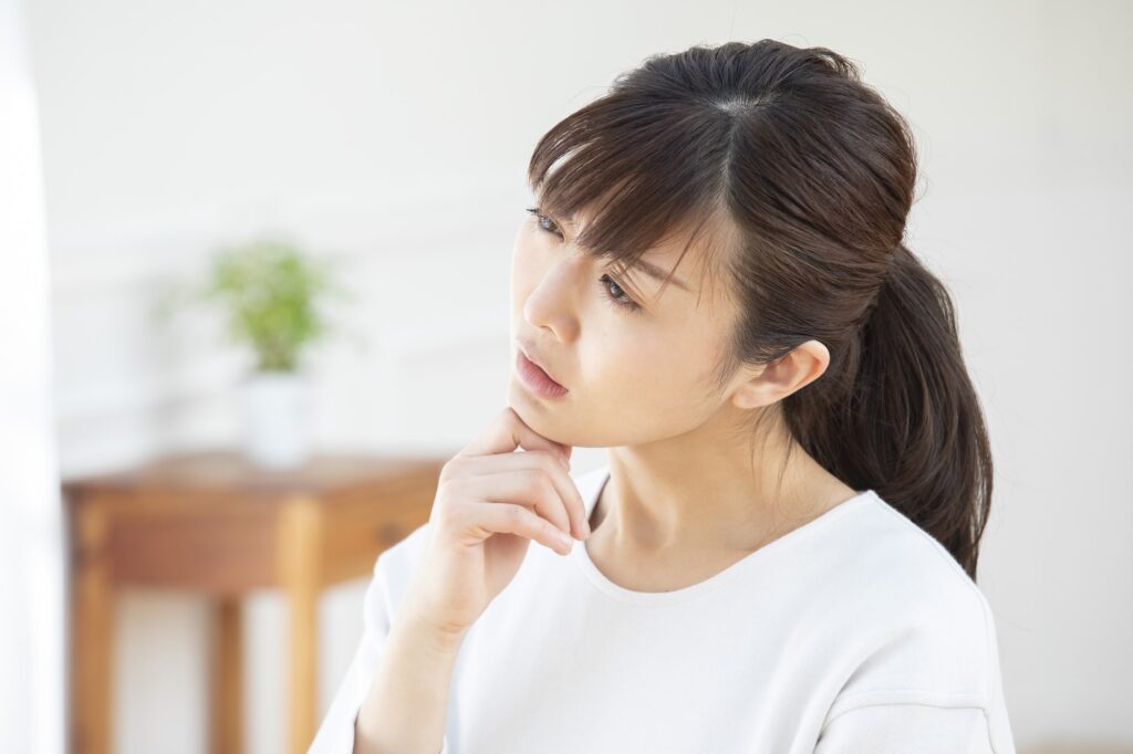 不安そうな女性