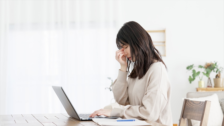 目元を抑える女性