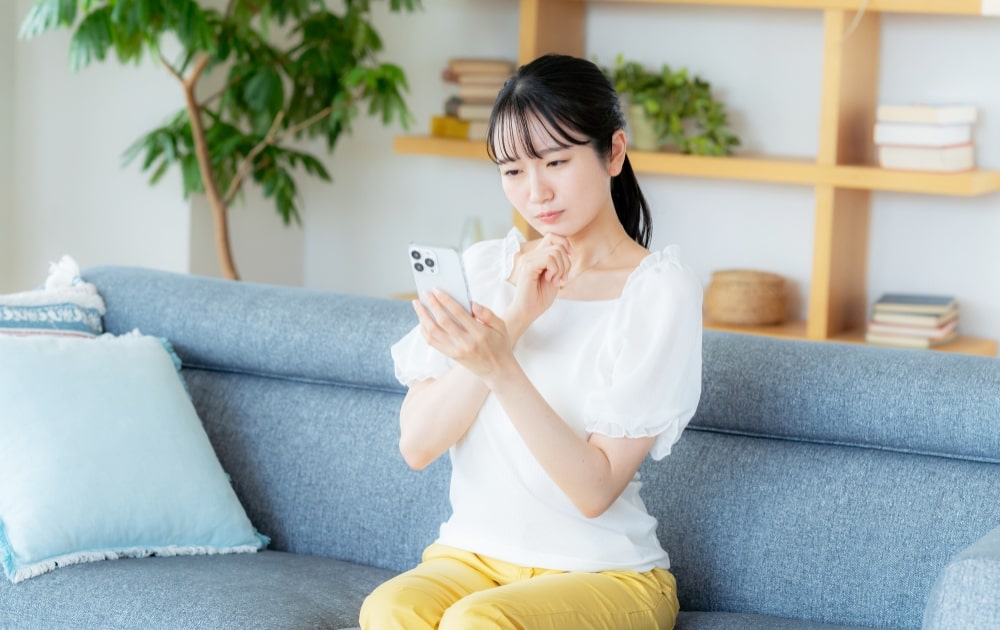 考えている女性