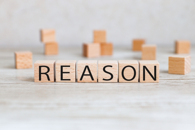 木製のブロックで「REASON」と書かれた文字