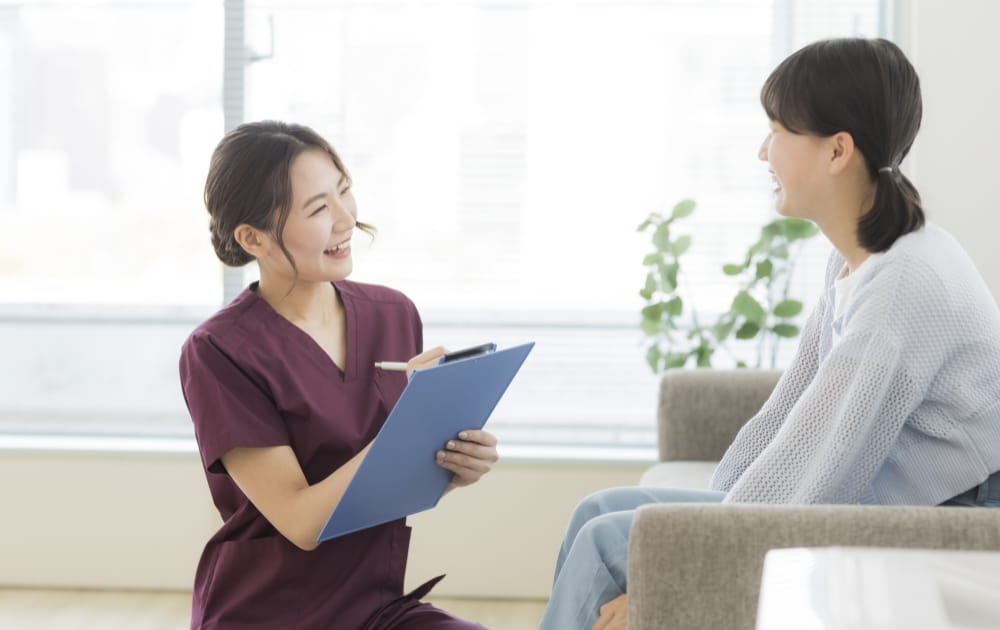 患者と話す看護師