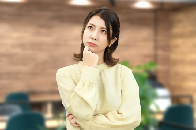 考える女性