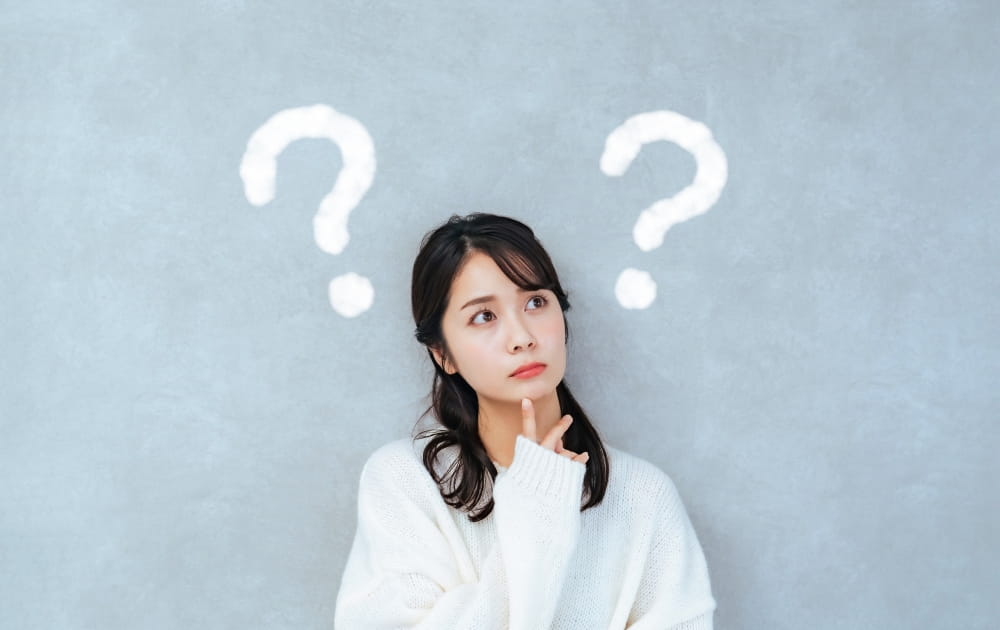 考える女性