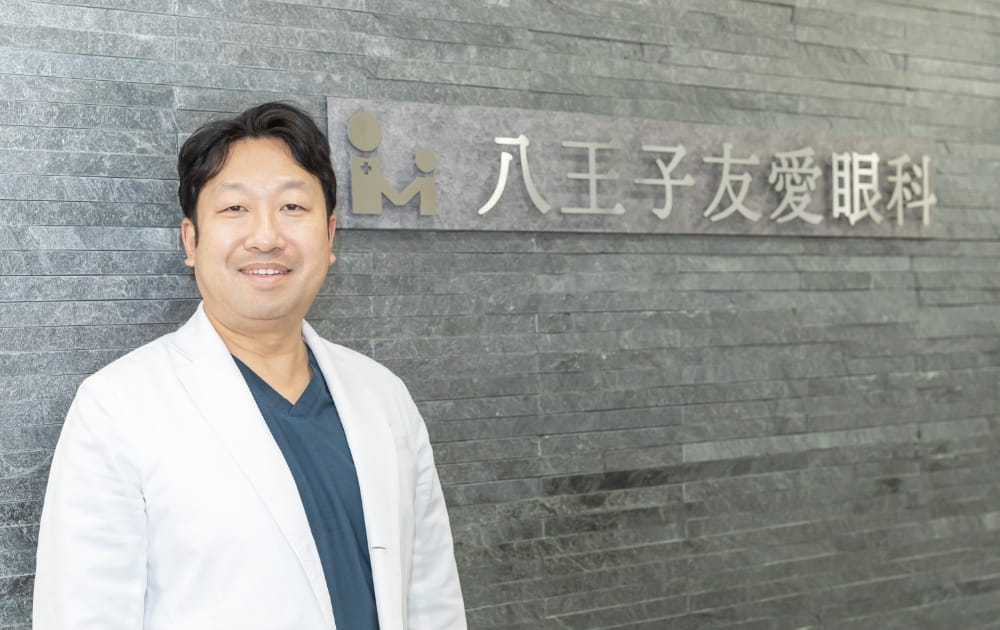 看板の前で立つ今野医師