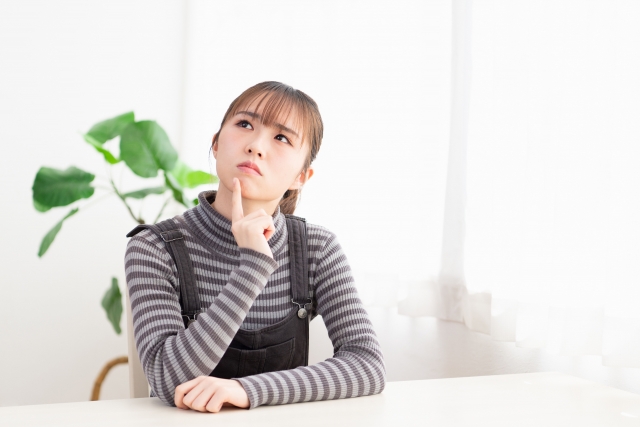 考える女性