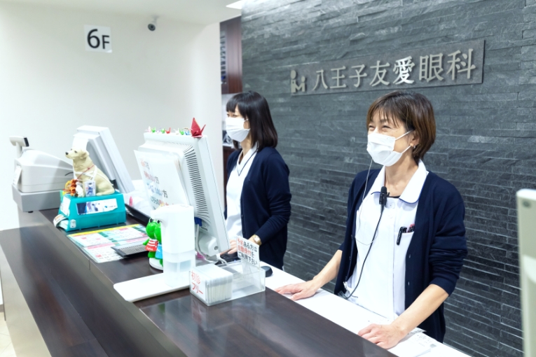 笑顔で受付対応をする女性