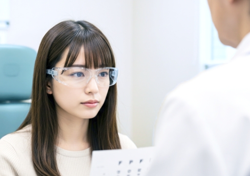 医師の診察を受ける女性