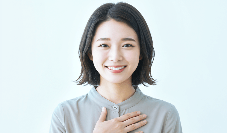 胸に手を当てている女性