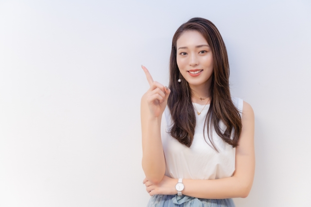 指を立てている女性