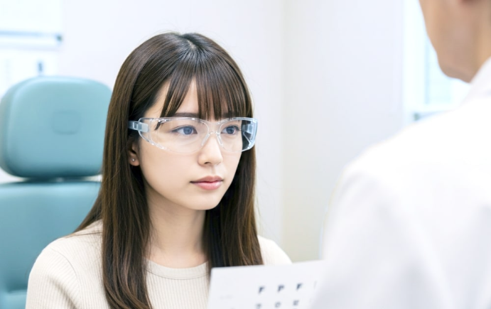 保護メガネを装着している女性