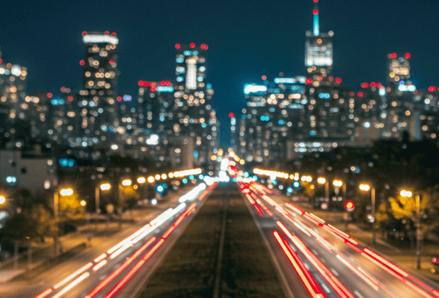 ハローグレアを再現したぼやけた夜景の様子