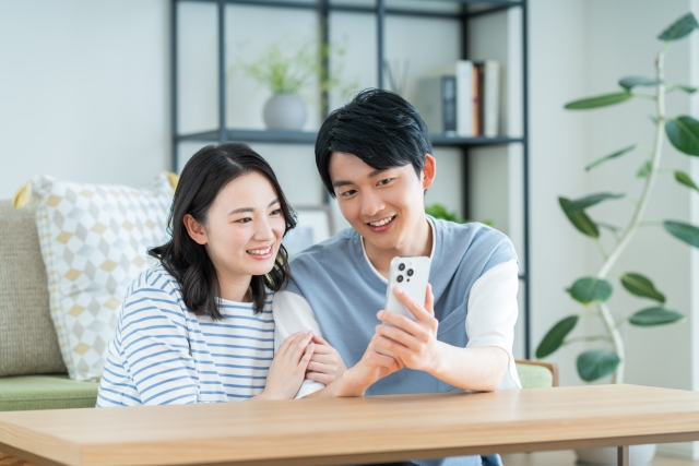 スマホを見ながら会話する男女