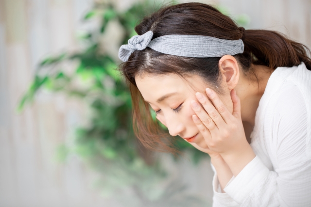 洗顔をしている女性