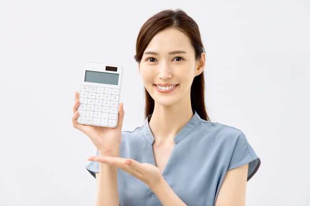 電卓を持った女性