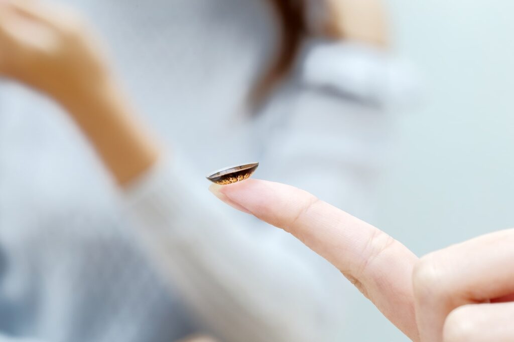 カラーコンタクトレンズを人差し指に乗せている様子