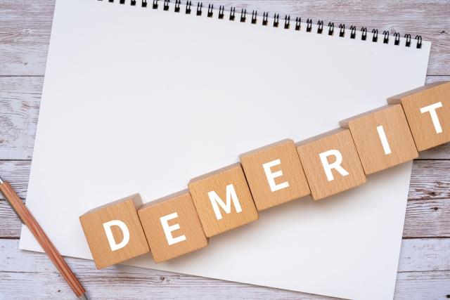 DEMERITと書かれた木製のブロック