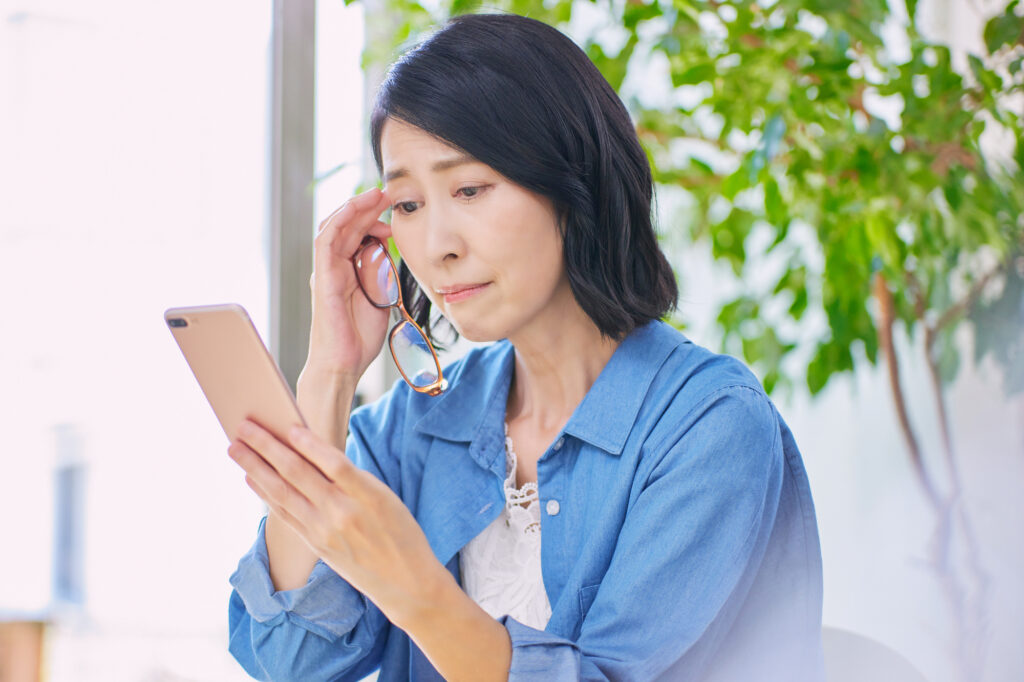 スマホが見づらく、老眼に悩む女性