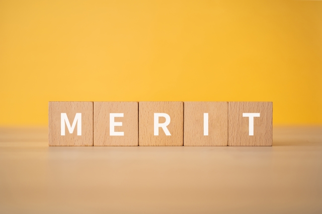 MERITとかかれた木製のブロック