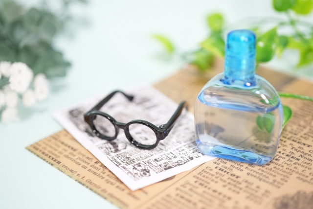 眼鏡と目薬