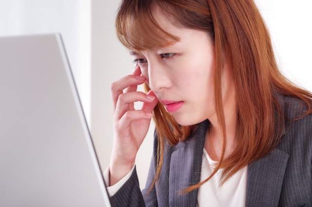 目元を触る女性