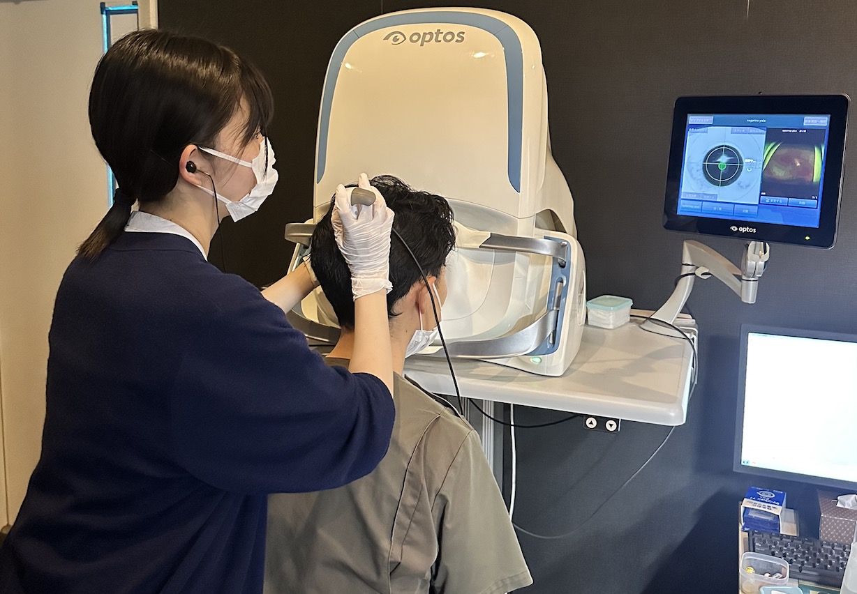 患者の眼を検査する様子