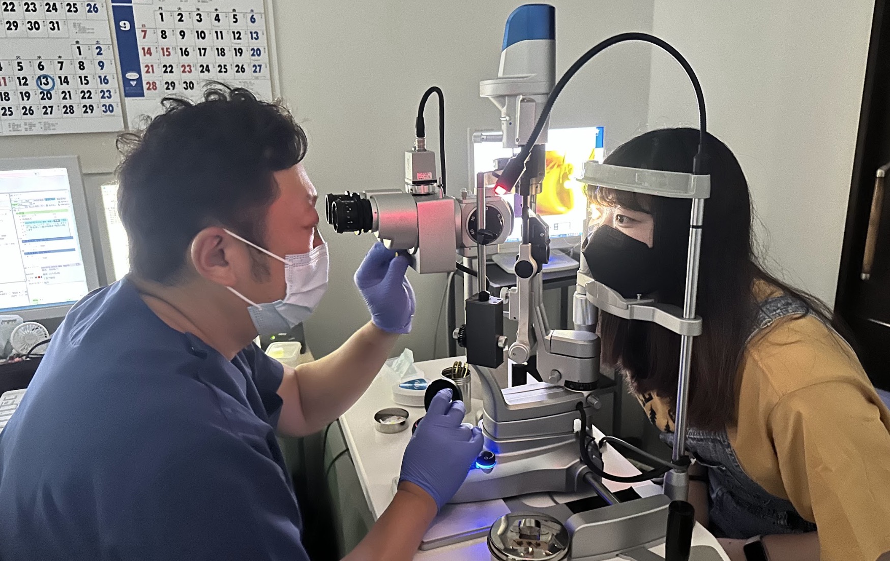 医師が患者の眼を診察する様子