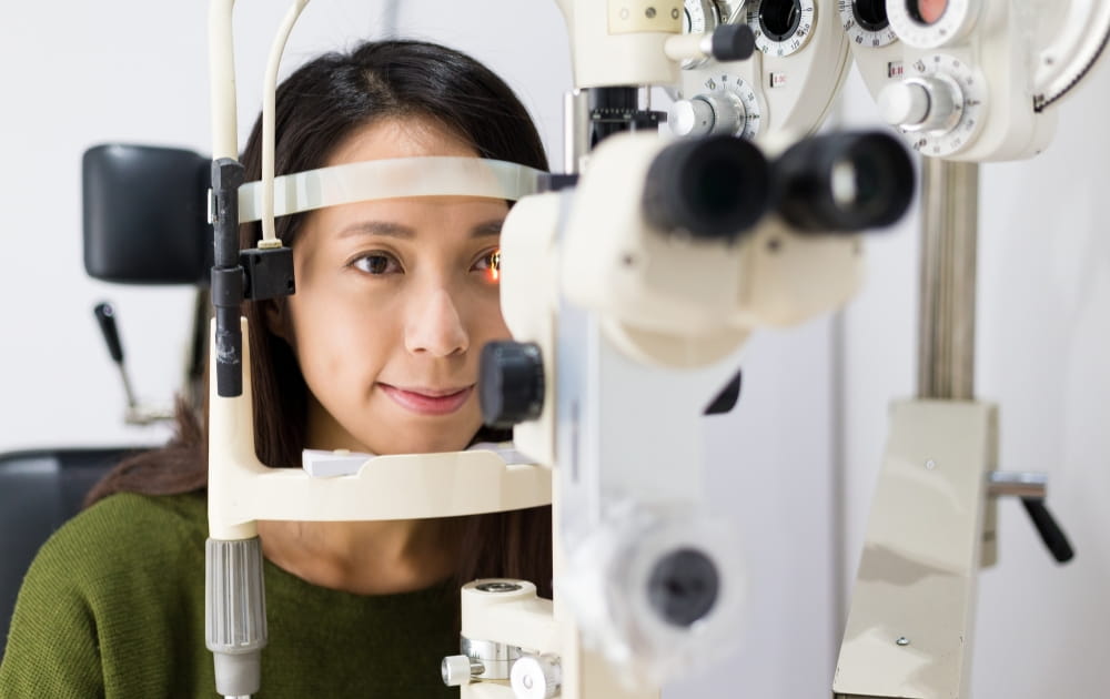 目の検査を受ける女性