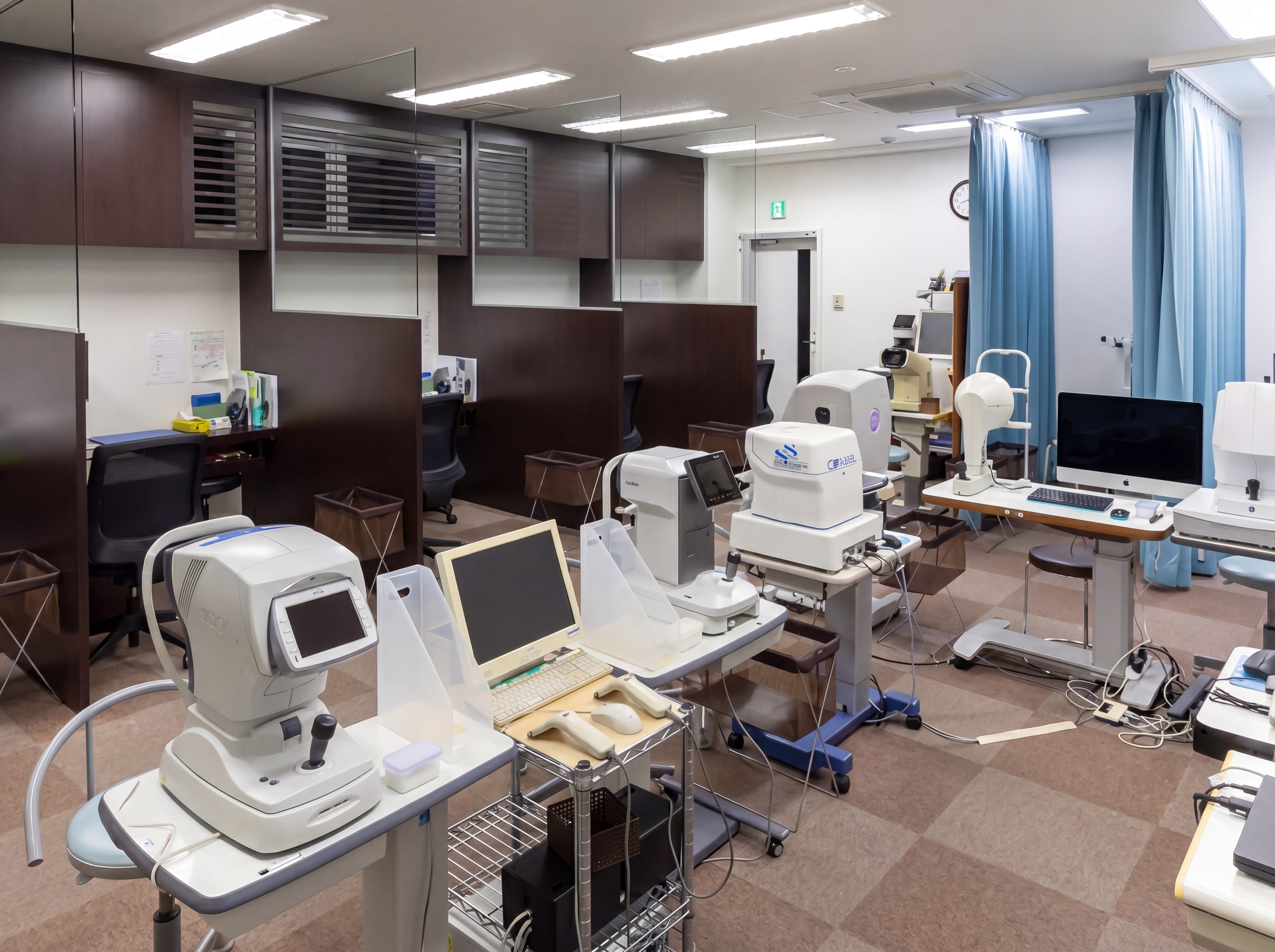 眼科の検査機器が並ぶ診察スペース