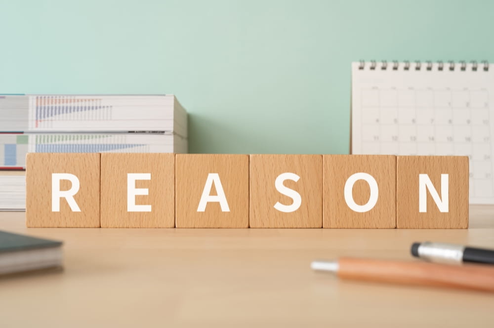 「REASON」とある木のブロック