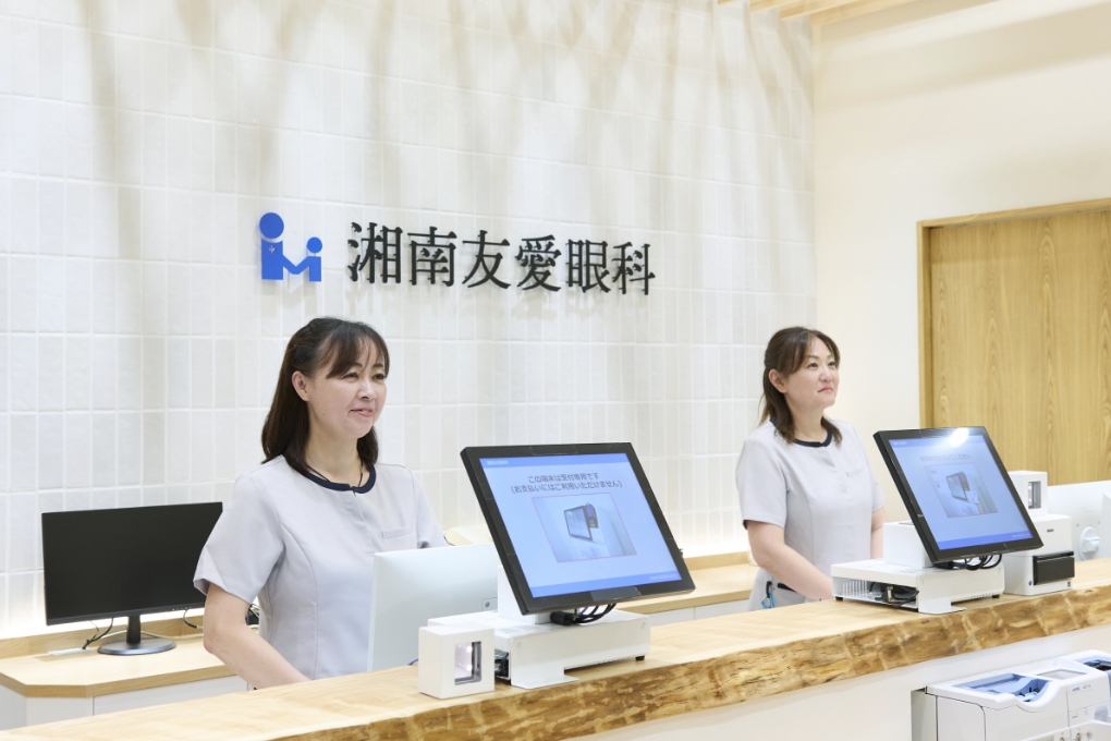 笑顔で受付対応をする女性